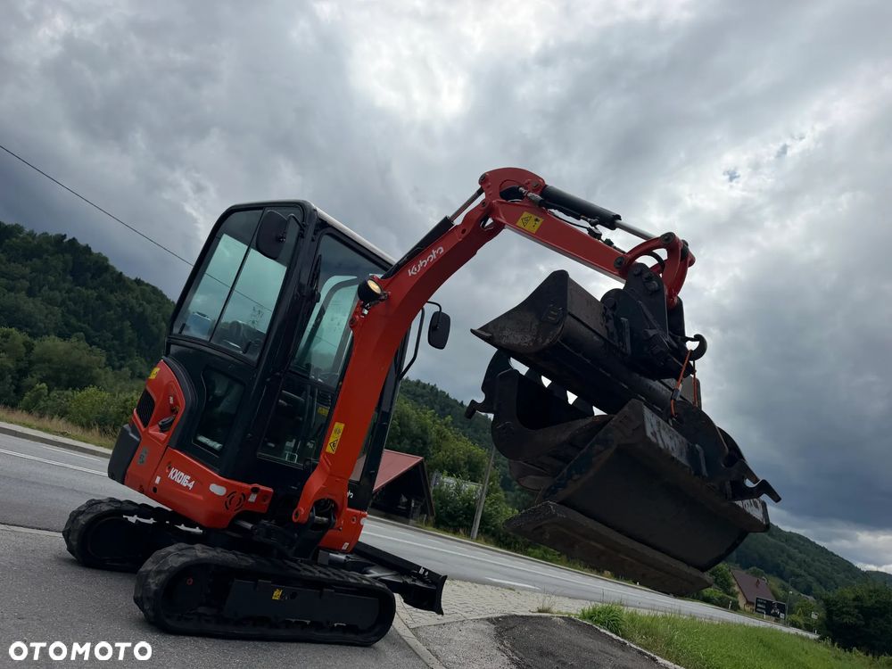 Kubota KX016-4 Koparka Gąsienicowa 2 tony. DEKRA aktualna do 2026r. 3 łyżki.+ pług fabryczny do równania kruszywa lub odśnieżania. Szybkozłącze Hydrauliczne. zmiana łyżek bez wychodzenia z kabiny! Rozsuwane Hydr. podwozie! Sprowadzona z Gospodarstwa Norweskiego! Zero luzów i wycieków. Maszyna jak Nowa z Salonu! 2020 rok. 1000 mtg! Pełna Dokumentacja. Gąsienice bez zużycia! Łyżka Skarpowa+ 2 kopiące. szybka wolna jazda. Ani deka luzów i wycieków. OKAZJA  Dodatkowe sekcje Hydr. Po serwisach kolejny za 400 mtg! - 2