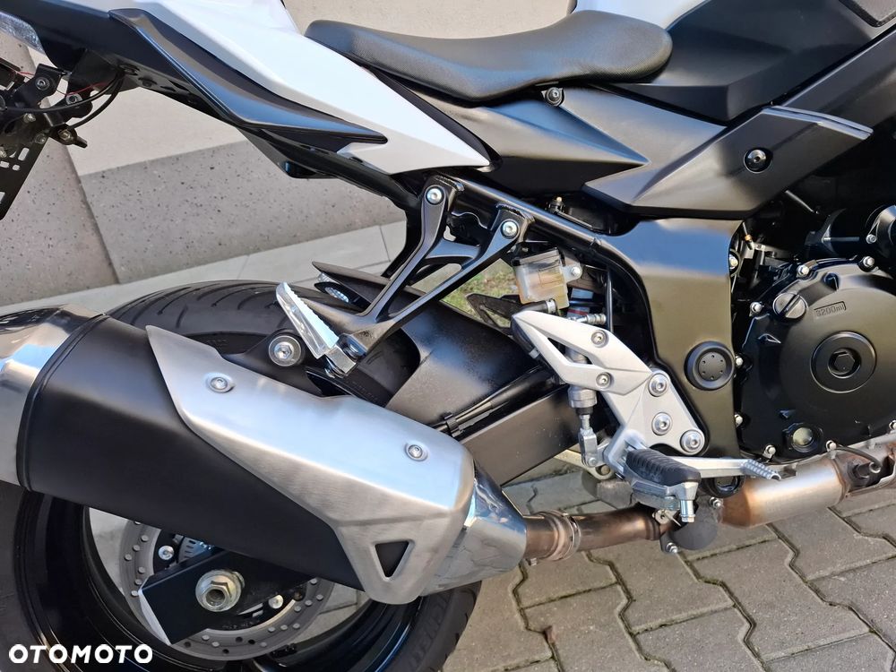 Suzuki GSR - 29