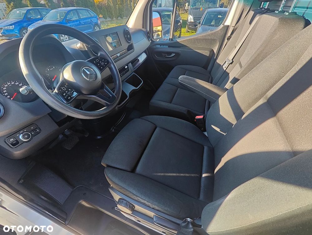 Mercedes-Benz SPRINTER 907 - 11