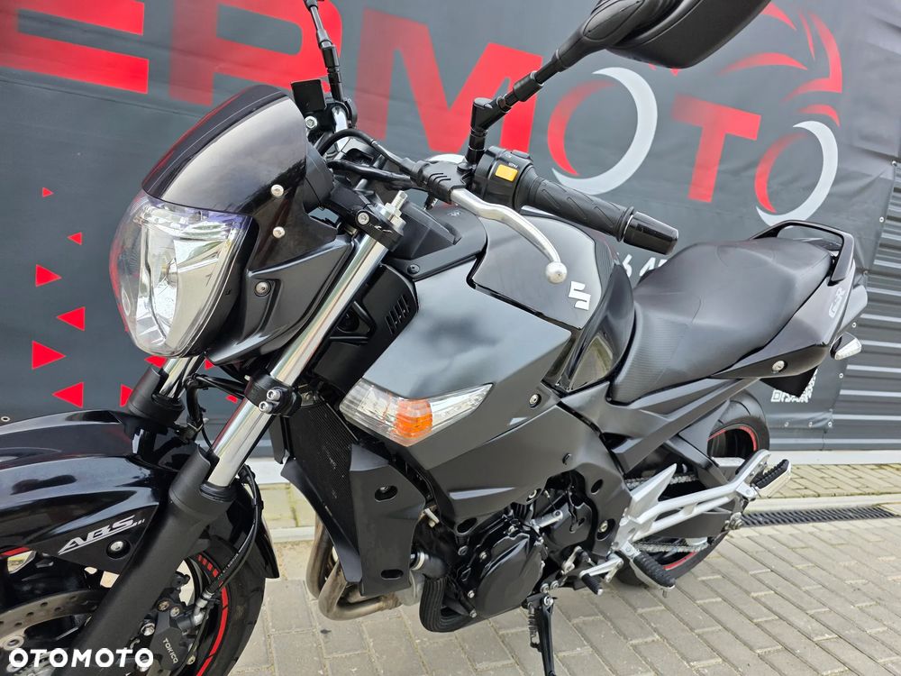 Suzuki GSR - 12