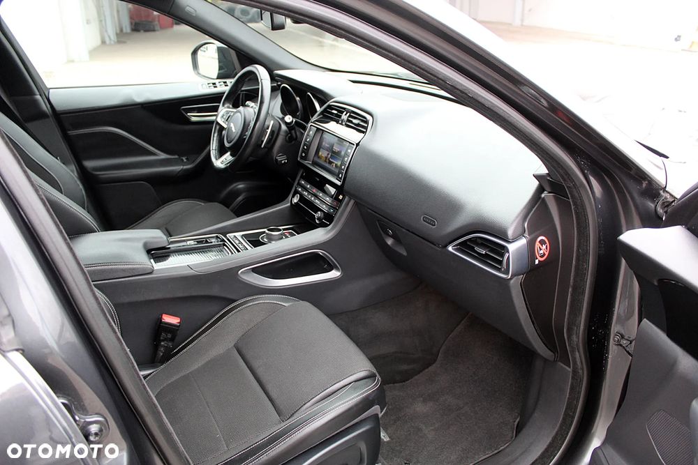 Jaguar F-Pace 2.0 i4D AWD R-Sport - 11