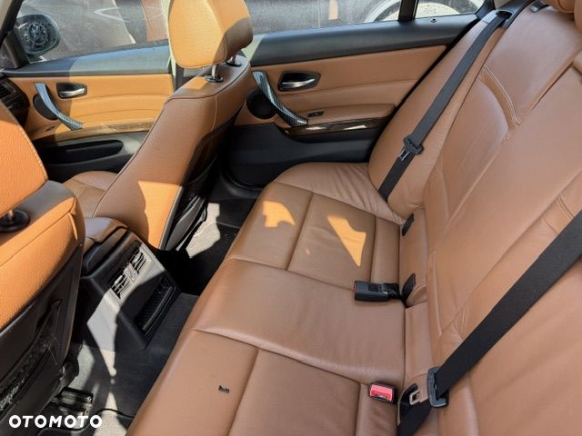 BMW Seria 3 320d xDrive - 26