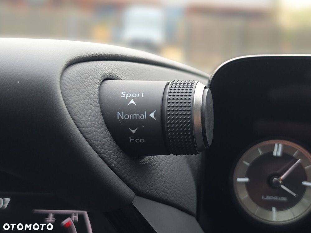 Lexus ES 300h Business Edition - 18
