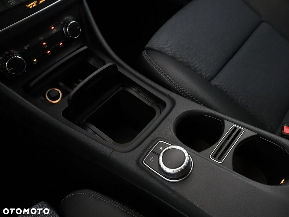 Mercedes-Benz GLA 200 7G-DCT - 28
