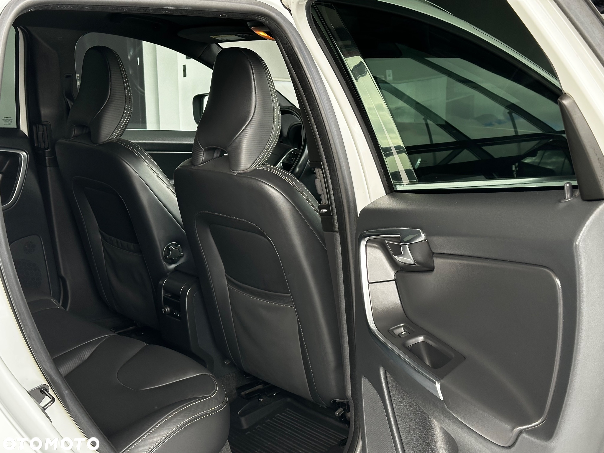 Volvo XC 60 T6 AWD R-Design - 25