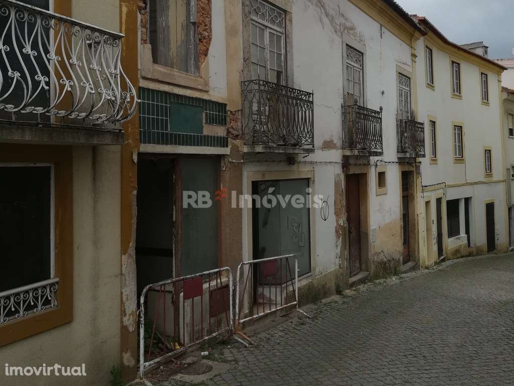 Prédio para recuperar no centro de Abrantes - Grande imagem: 3/10