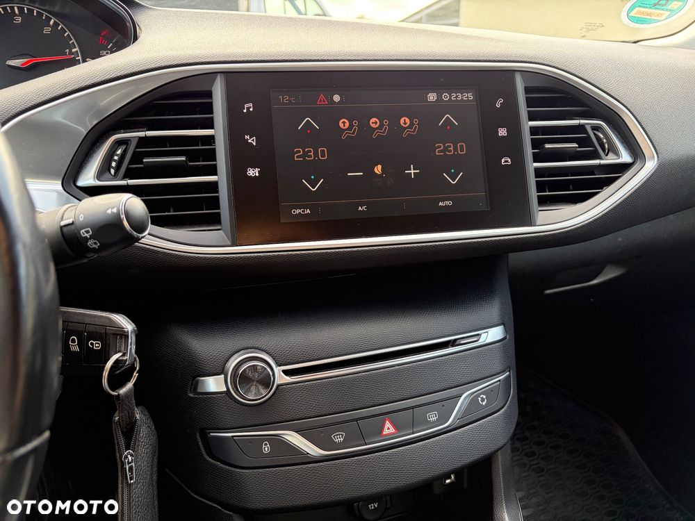 Peugeot 308 BlueHDi 130 EAT8 Black Edition - 28