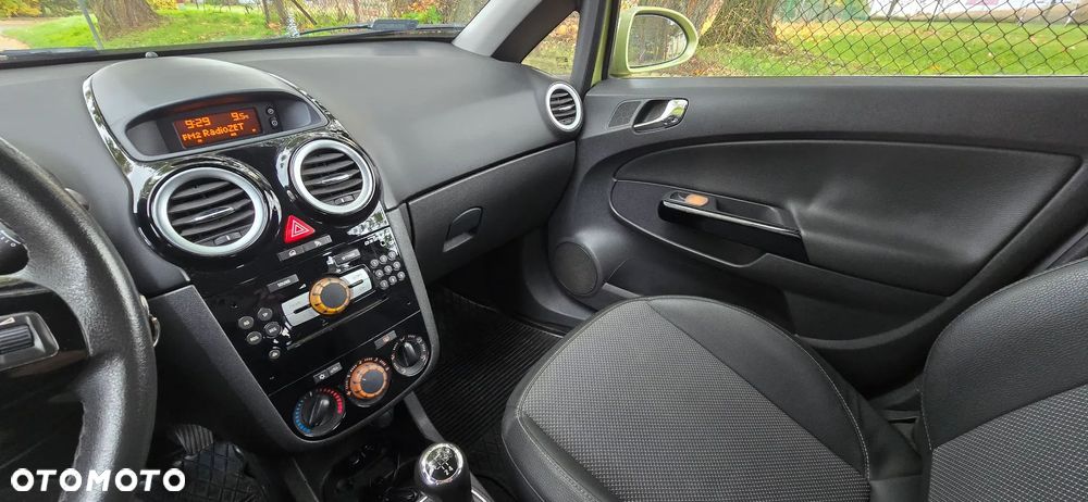 Opel Corsa 1.4 16V Cosmo - 11