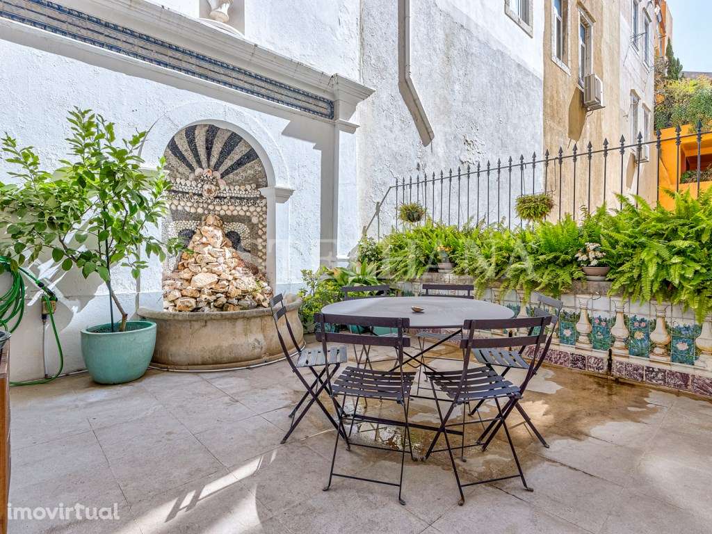 Apartamento T3 duplex, com pátio, junto à Sé de Lisboa - Grande imagem: 2/44