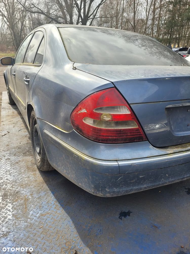 Części- Mercedes W211 Daimlerchrysler e 240 Rok 2003 Pojemność 2597  Moc 130 kw Benzyna - 6