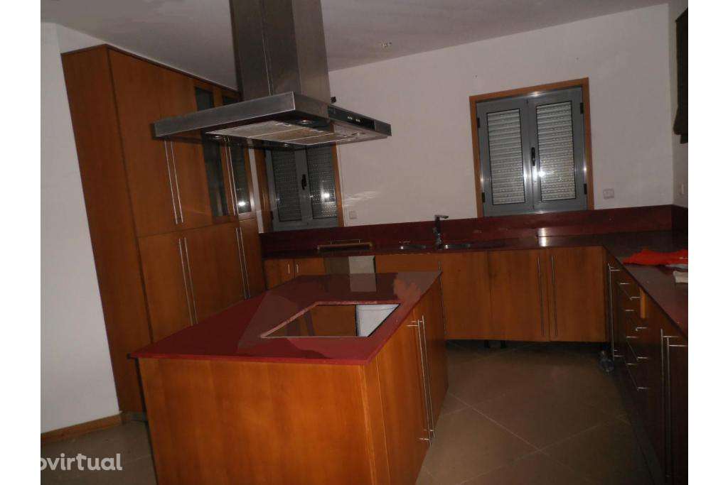 Moradia T3+1 - Com Garagem Box e Terreno - Aldreu - Grande imagem: 3/13