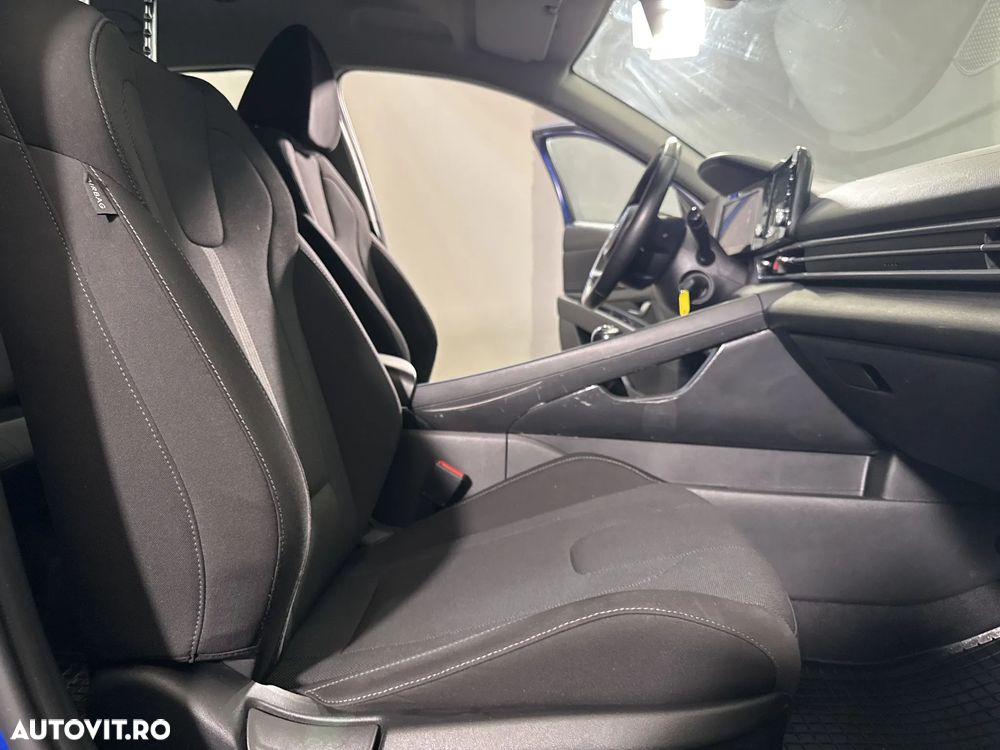 Hyundai Elantra - 12