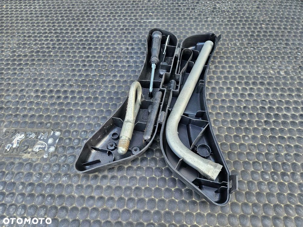 Klucz do Kol Hak Holowniczy Wkrecany Ucho Wkretka Srubkret Etui Schowek Audi A4 B6 B7 Sedan Kombi - 15