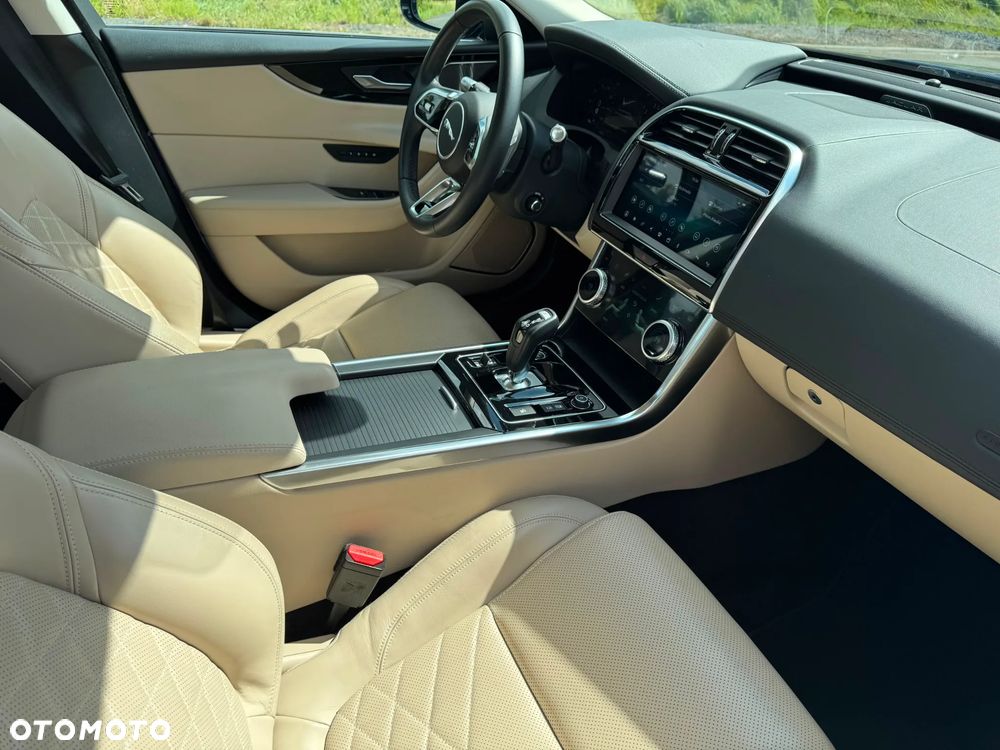 Jaguar XE 25t Prestige - 22