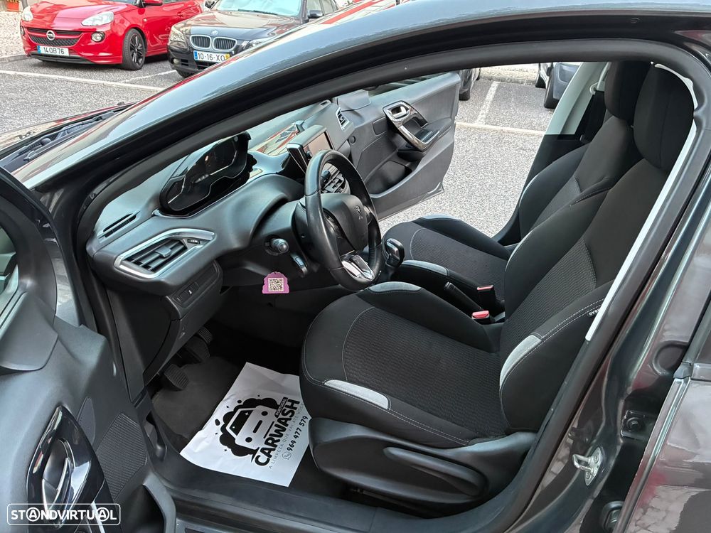 Peugeot 208 - 11