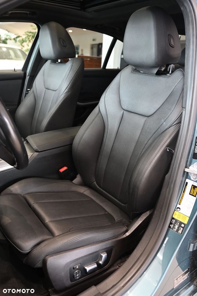 BMW Seria 3 330i xDrive Sport Line - 12