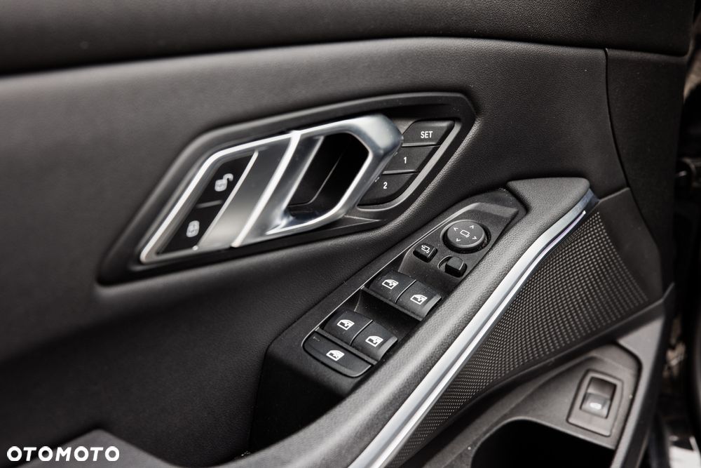 BMW Seria 3 330i Sport Line - 11