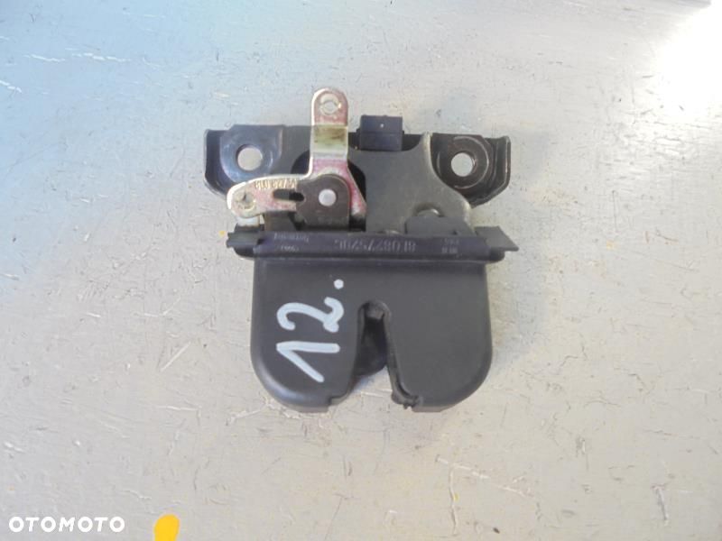 AUDI A3 I 8L ZAMEK RYGIEL TYLNEJ KLAPY 8L0827505M - 1
