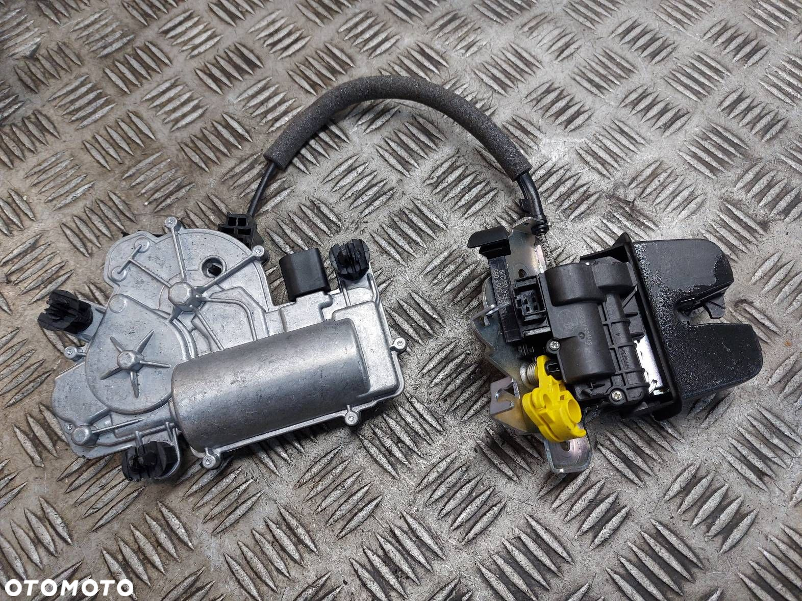 ZAMEK KLAPY BAGAŻNIKA + DOCIĄG PASSAT B8 SEDAN 3G0827887B 3G0827506F - 3