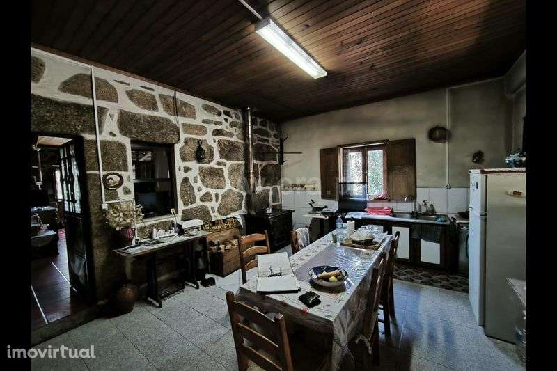 Quinta Rústica Habitável com 4 Hectares + Equipamento Agrícola.

Apres - Grande imagem: 4/8