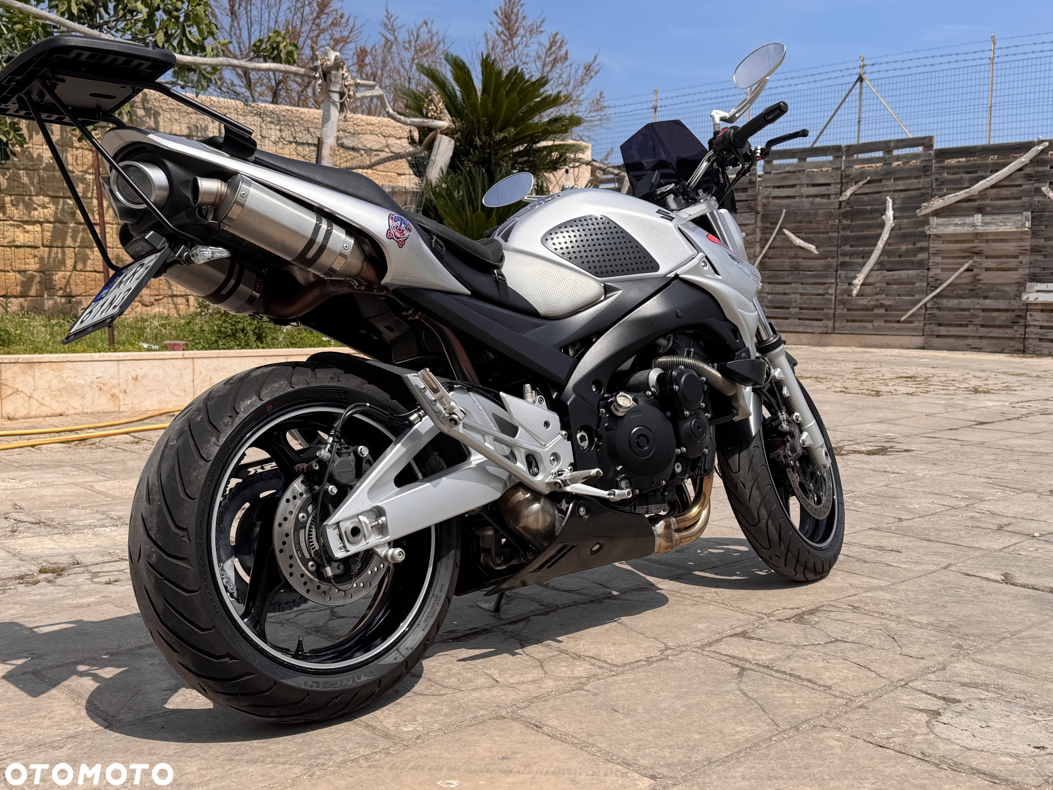 Suzuki GSR - 2