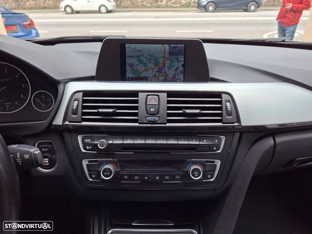 BMW 320 d Aut. Blue Performance Sport Line - 27