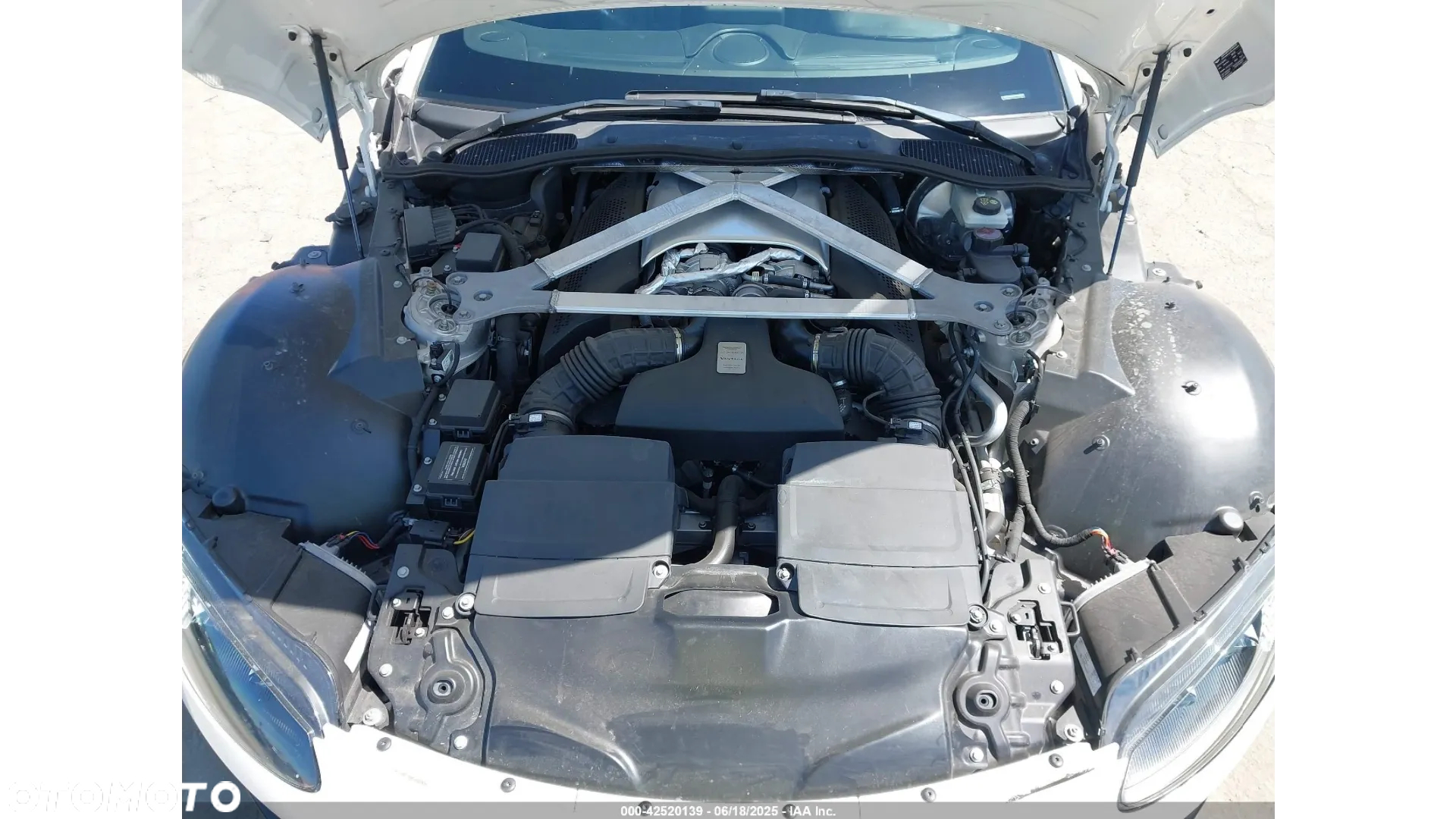 Aston Martin Vantage - 11