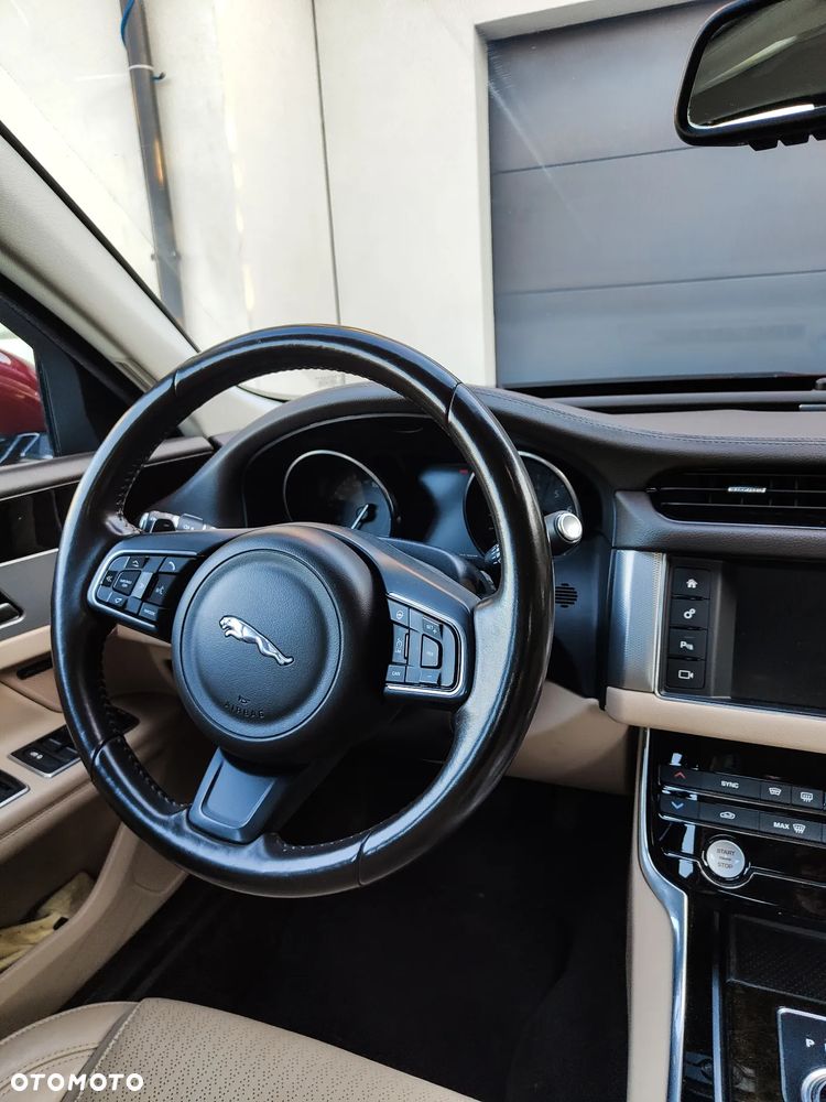 Jaguar XF - 10