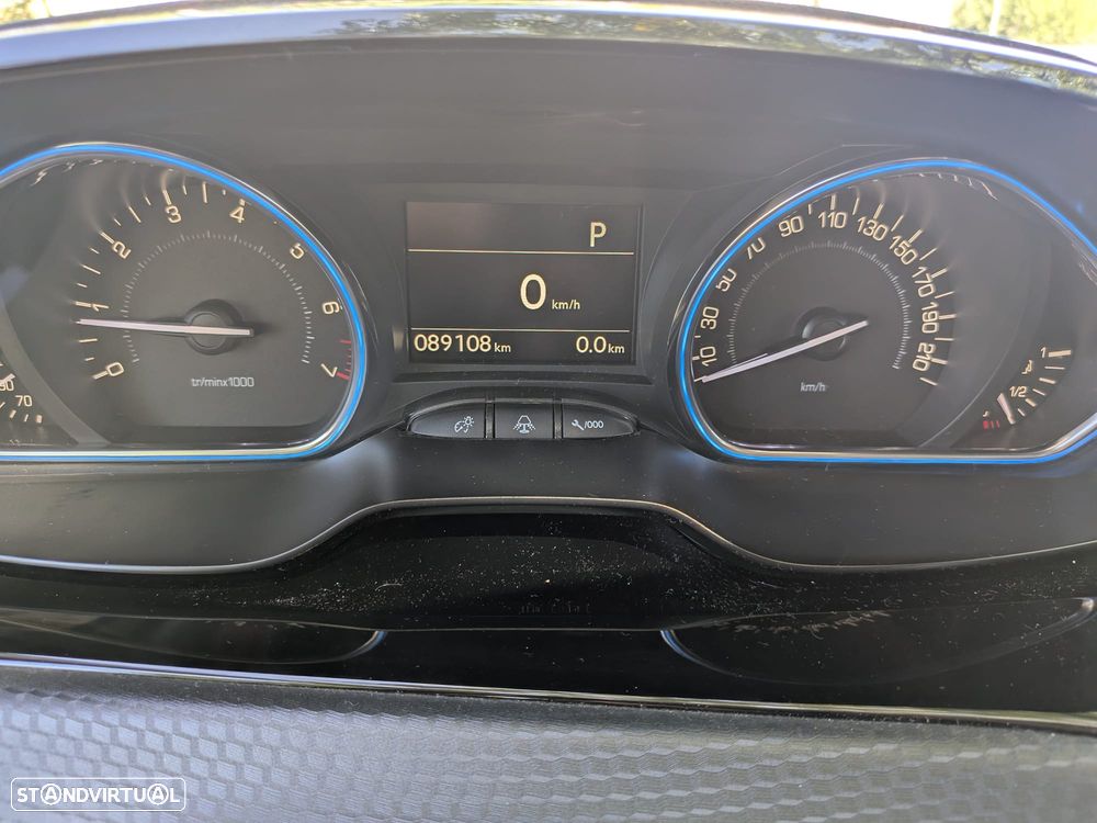 Peugeot 2008 1.2 PureTech Allure EAT6 - 11