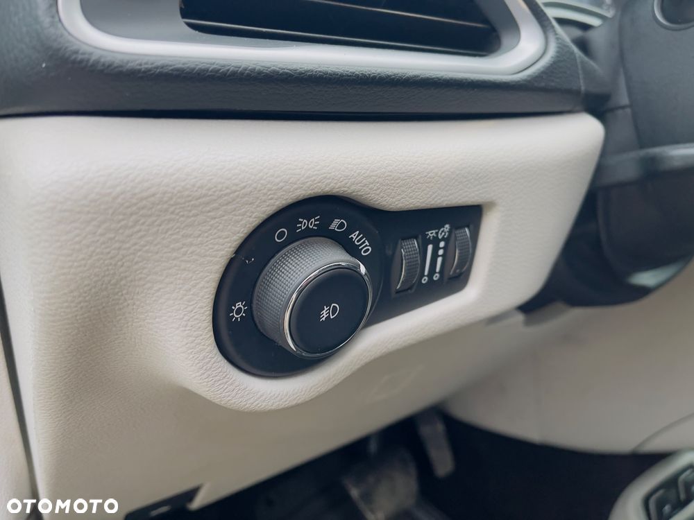 Chrysler Pacifica - 16