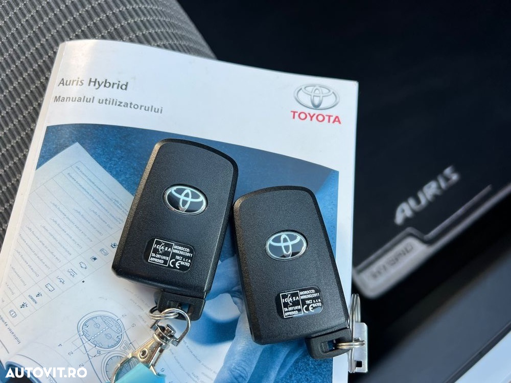 Toyota Auris 1.8 L VVT-i HSD Sol + - 23