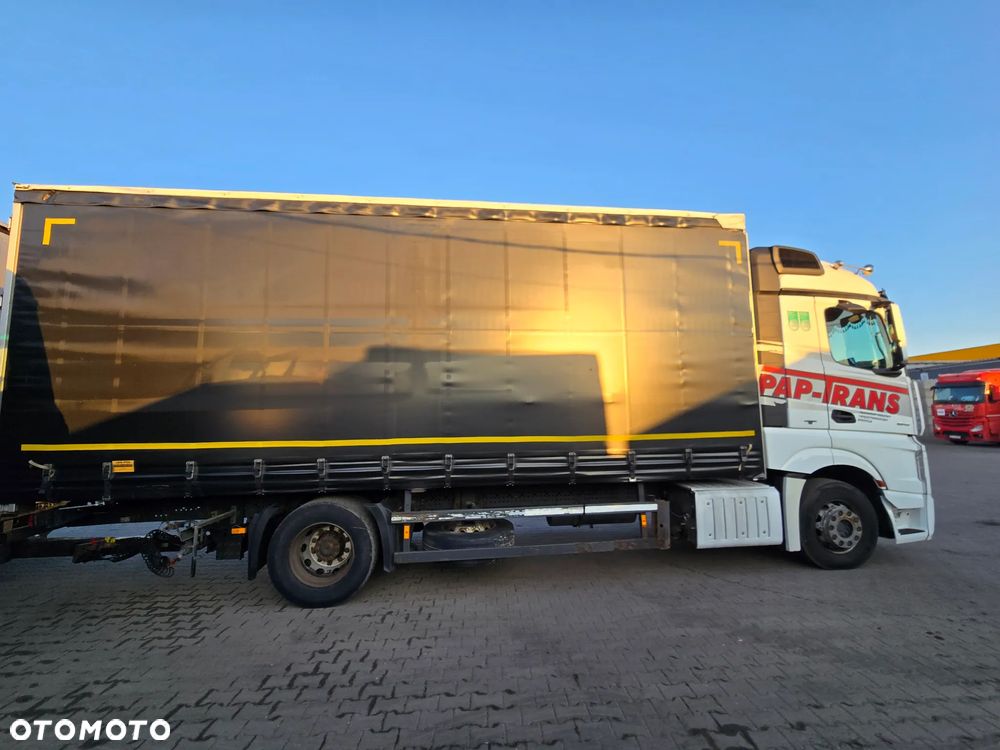 Mercedes-Benz 1842 - 4