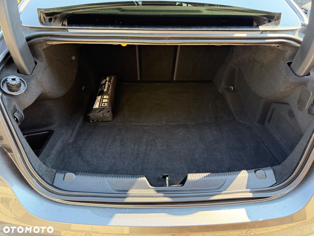 Jaguar XE 20d AWD R-Sport - 31