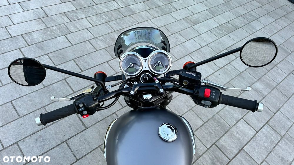 Triumph Bonneville - 12