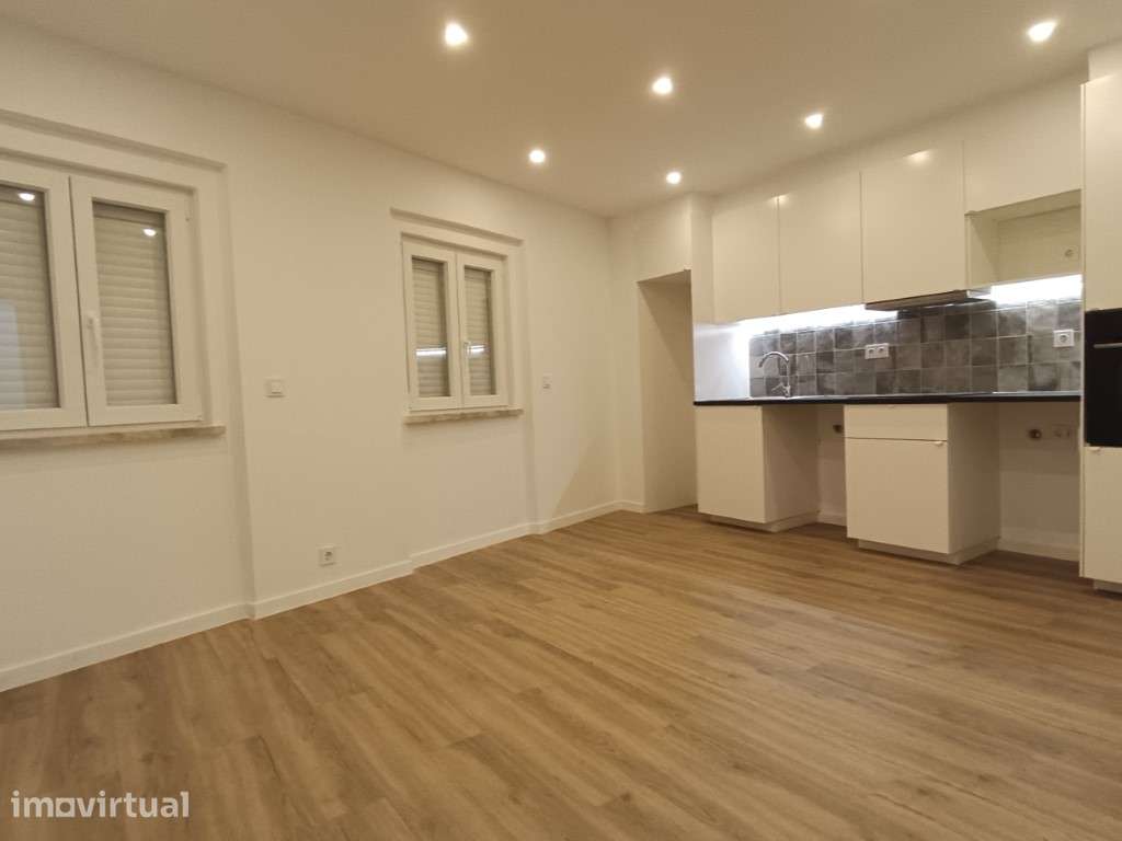 Apartamento T2 Totalmente Renovado com Ótima Exposição Solar em Alv... - Grande imagem: 3/19