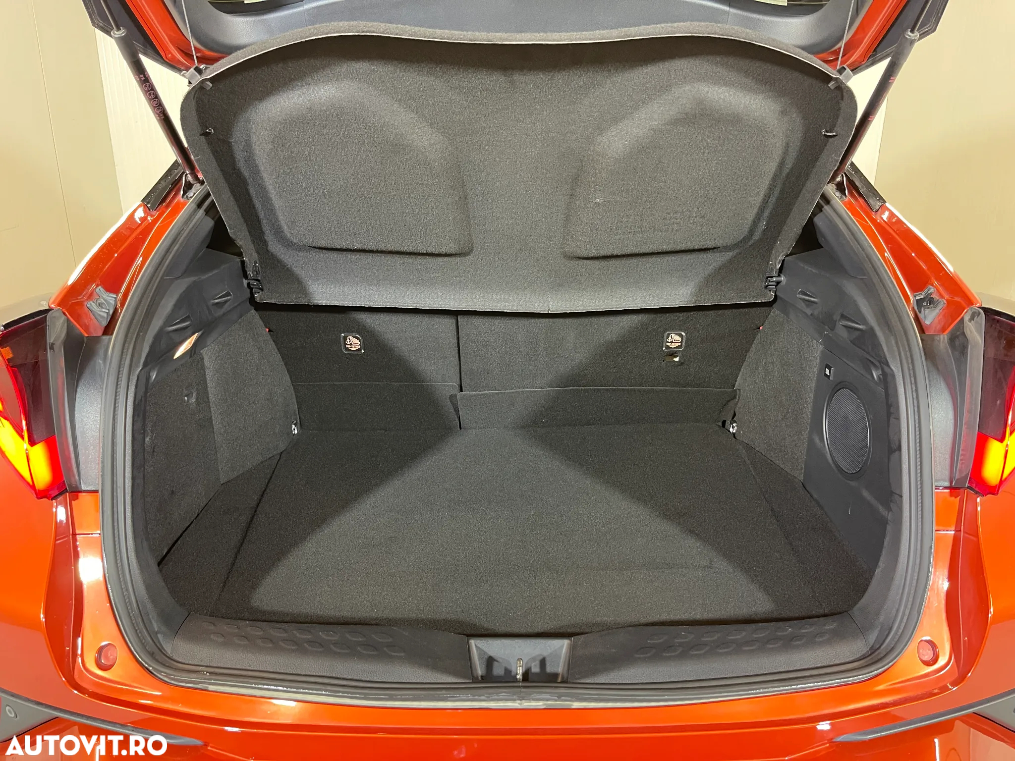 Toyota C-HR 2.0 HSD 184 CP 4x2 CVT Classy Bi-Tone - 12