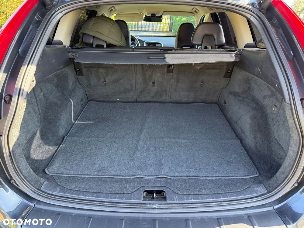 Volvo XC 60 D5 AWD R-Design Momentum - 23