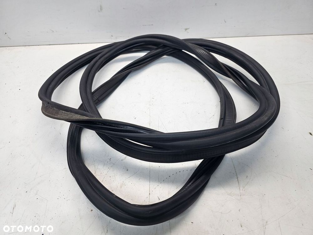 USZCZELKA KLAPY BAGAŻNIKA AUDI Q3 8U 8U0827705A - 2