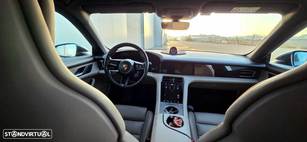 Porsche Taycan Cross Turismo 4 - 9