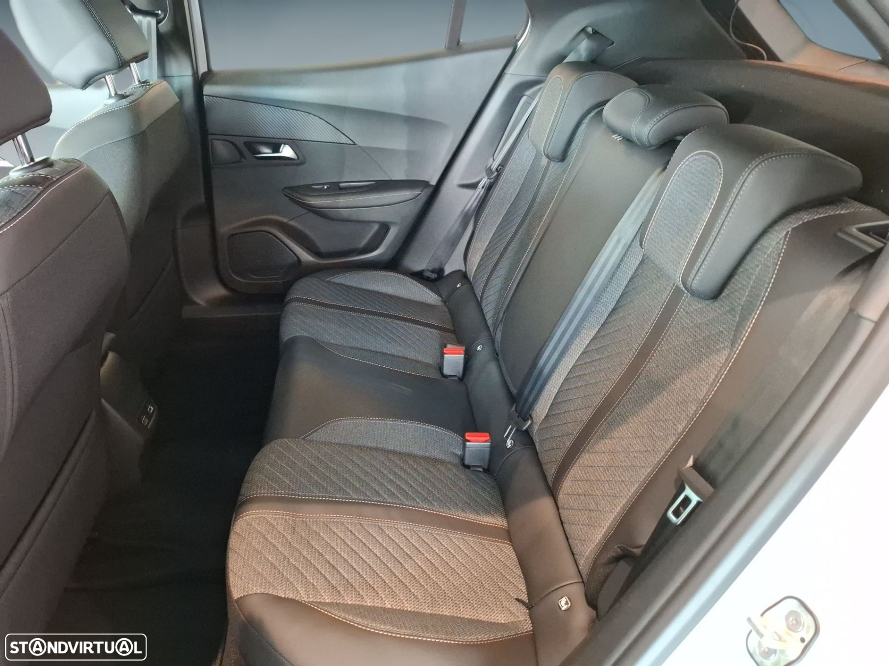 Peugeot e-2008 54 kWh Allure - 13