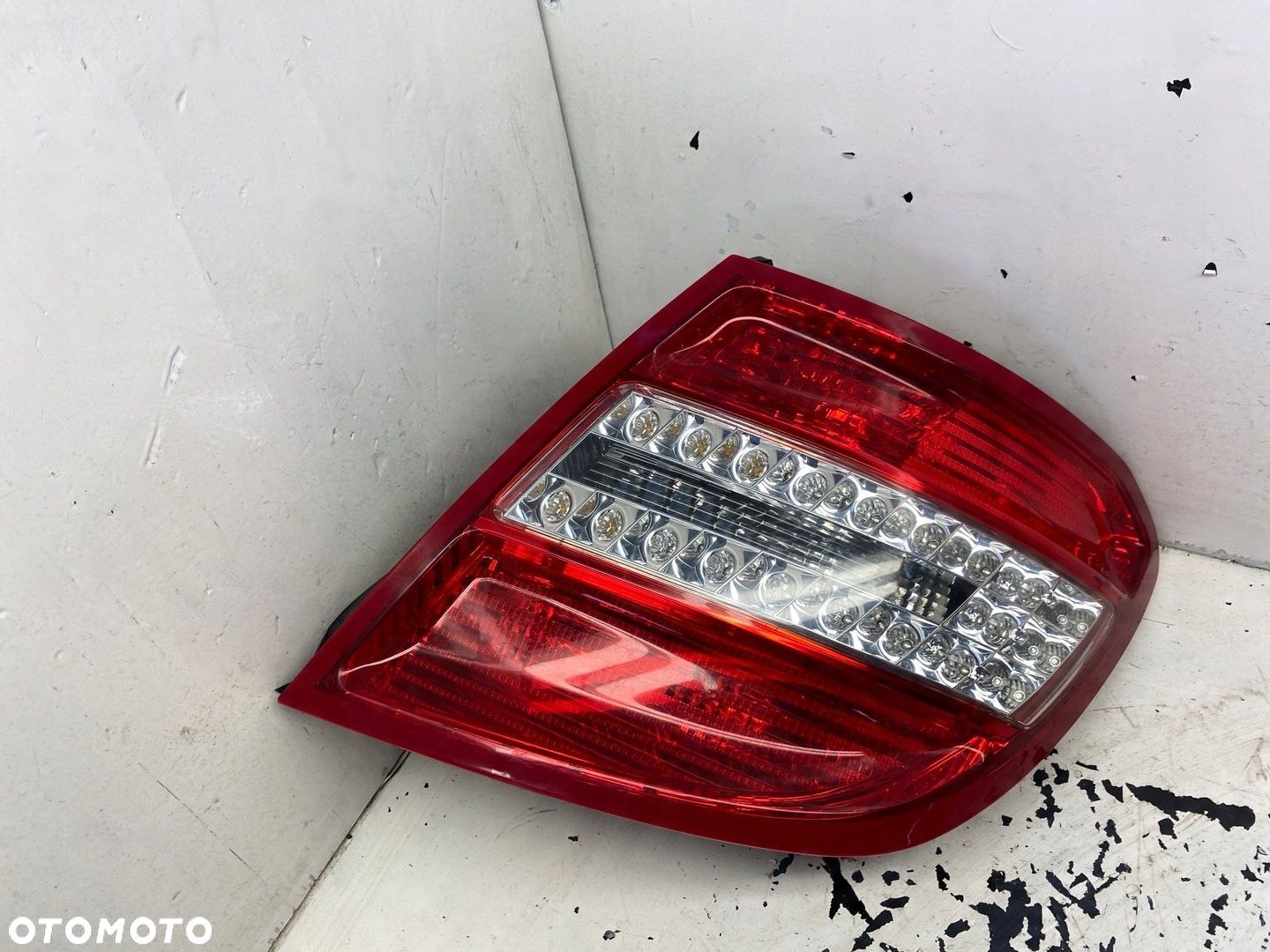 MERCEDES W204 LIFT LAMPA PRAWY TYŁ A2048202464 - 1