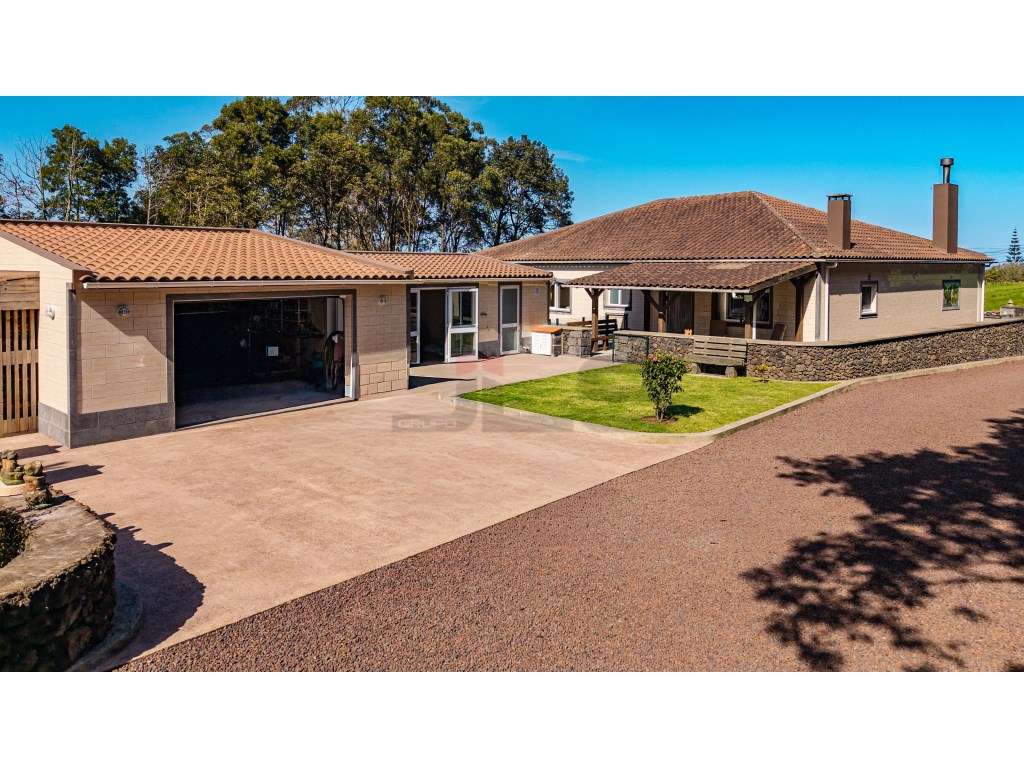 Moradia T3 Contemporânea com Grande Jardim em Rabo de Peixe , São M... - Grande imagem: 2/59