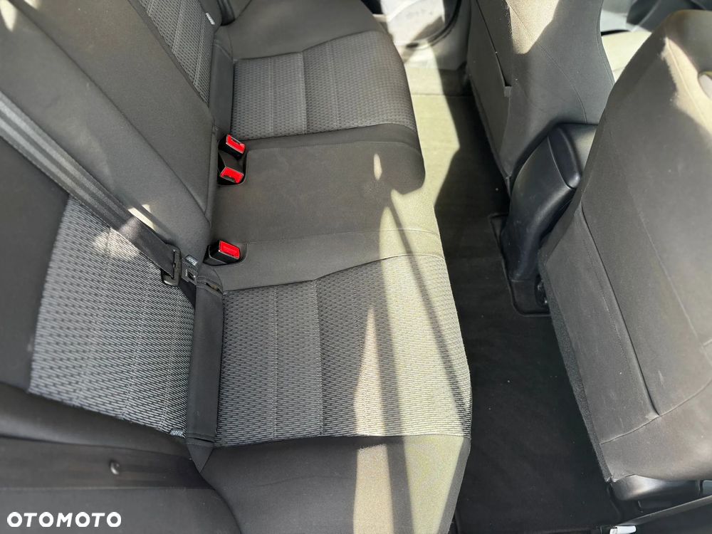 Toyota Avensis - 12