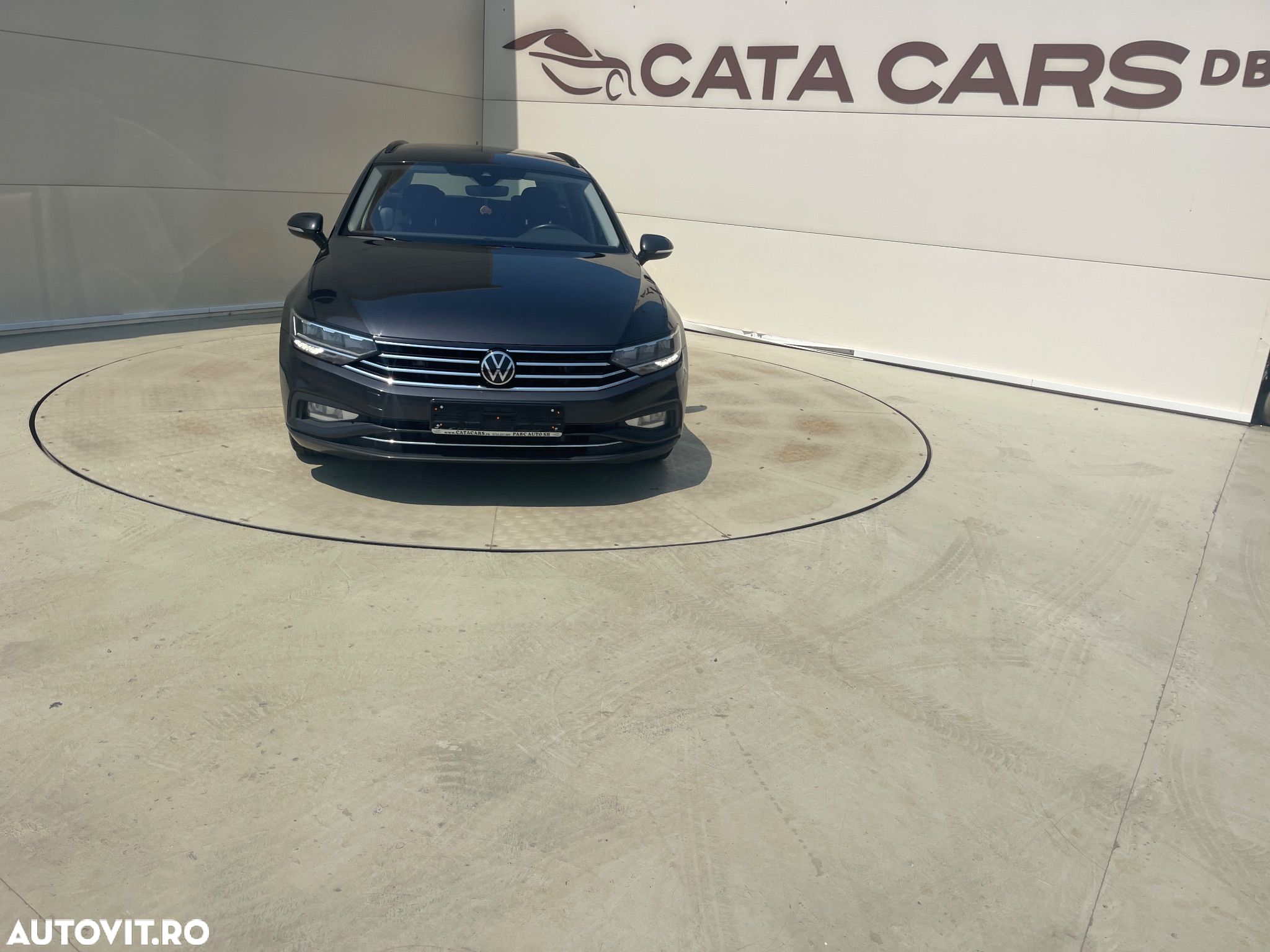 Volkswagen Passat - 1
