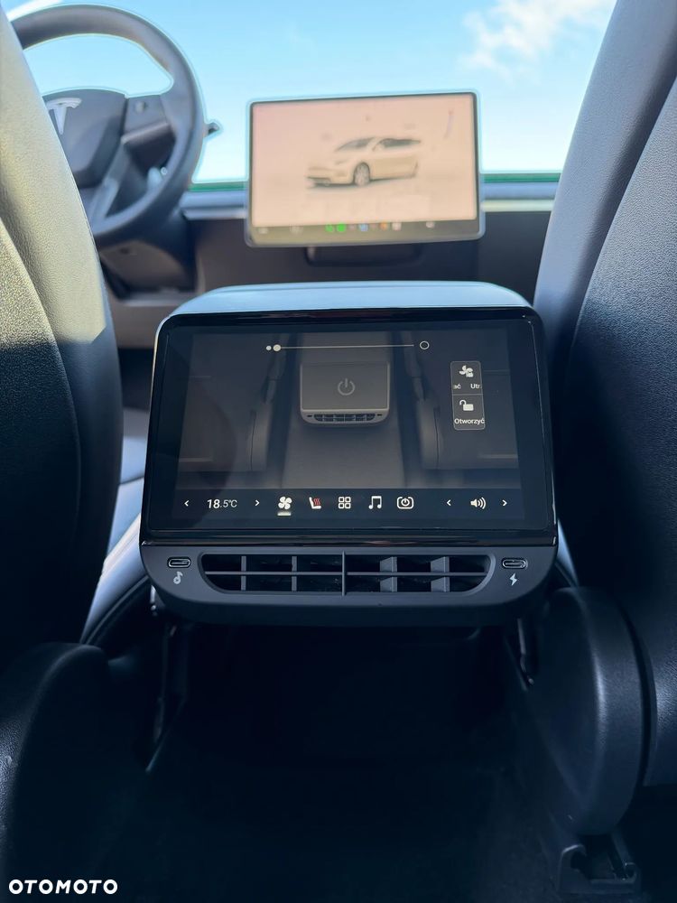 Tesla Model Y Long Range AWD - 27