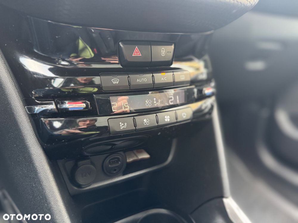 Peugeot 2008 1.2 Pure Tech Style S&S - 25