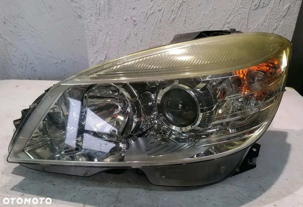 MERCEDES C-KLASA W204 07r LAMPA SOCZEWKA LEWY PRZÓD A2048200161 EUROPA - 1