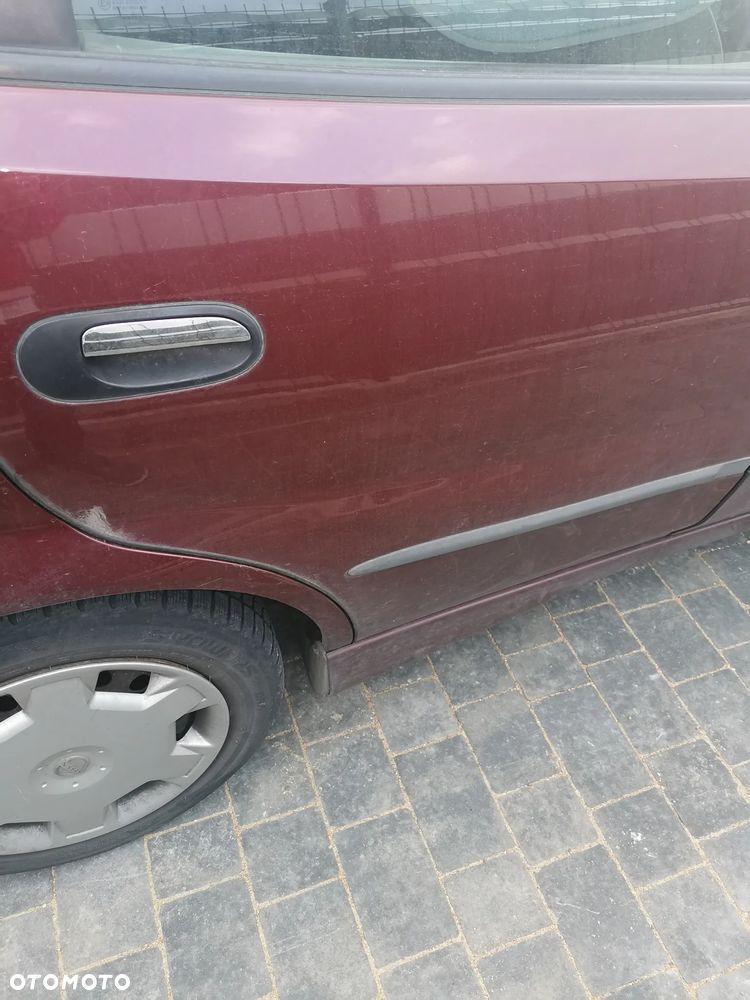 Nissan Almera Tino - 8