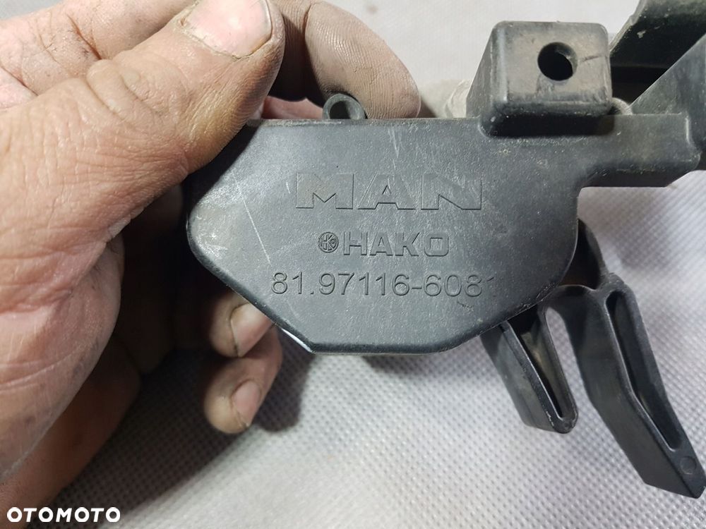 ZAMEK KLAMKA MOCOWANIE MASKI LEWY MAN TGX TGS EURO 6 81971166081 - 2