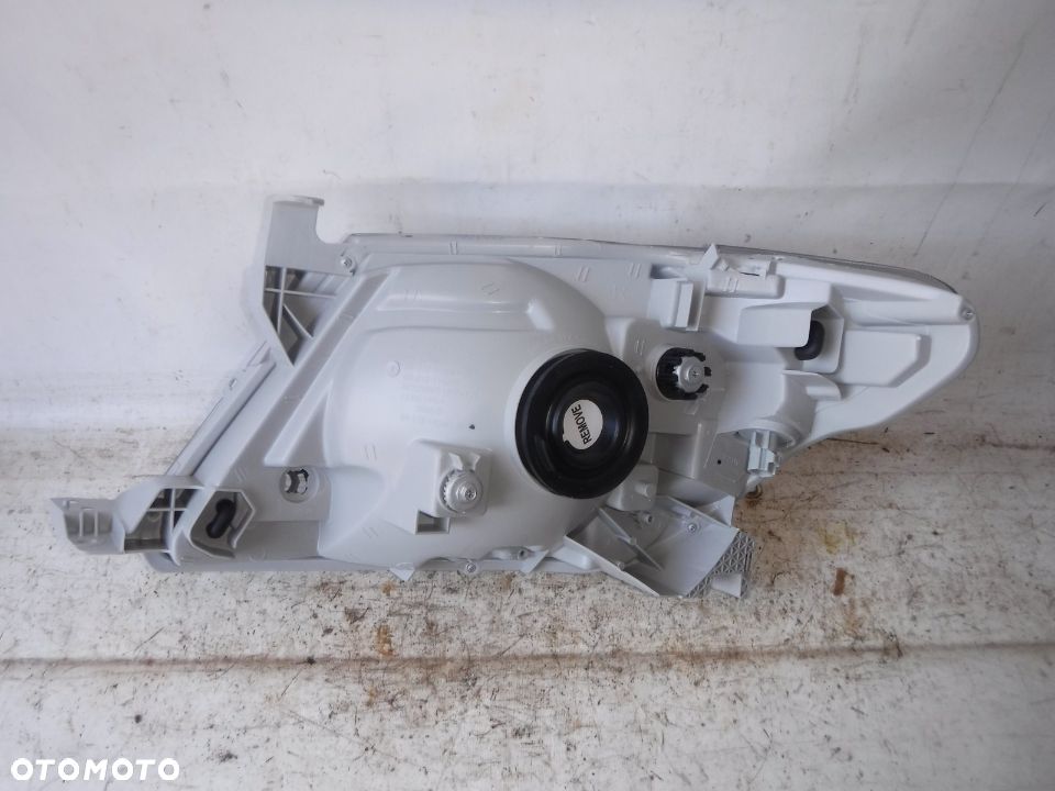 toyota hilux 05r- lampa przód prawa przednia nowa z uszkodz - 3